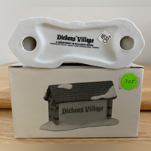 Dept 56 Heritage Village Vintage 1987 “Dickens’ Village Sign” Retired - Picture 3 of 7